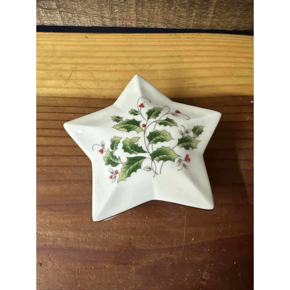 A Season Of Wonder Star Shaped Fine China Trinket Box Christmas Holly In Box